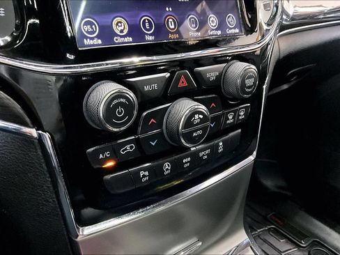 Used 2019 Jeep Grand Cherokee Overland AWD/4WD image 15