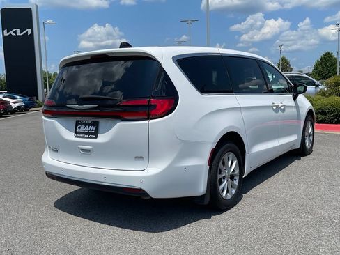 Used 2025 Chrysler Pacifica Select AWD/4WD image 8
