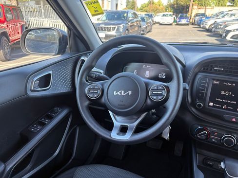 Used 2025 Kia Soul LX w/ LX Technology Package FWD image 32