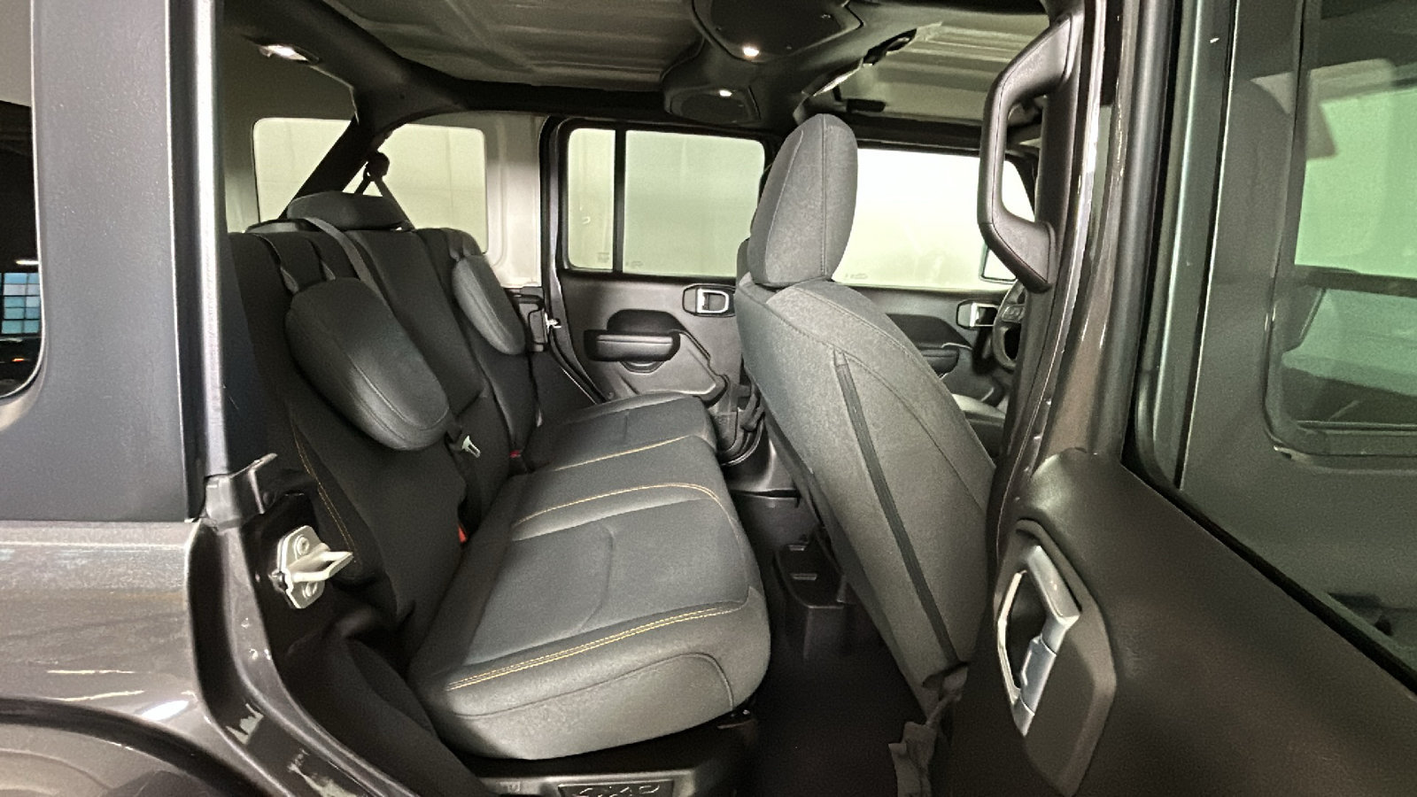 Used 2024 Jeep Wrangler Unlimited w/ Convenience Group AWD/4WD image 33