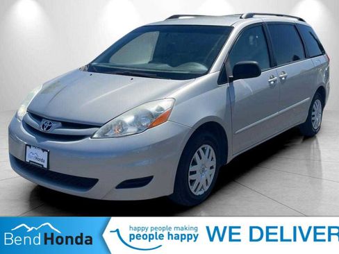 Used 2010 Toyota Sienna LE FWD image 1
