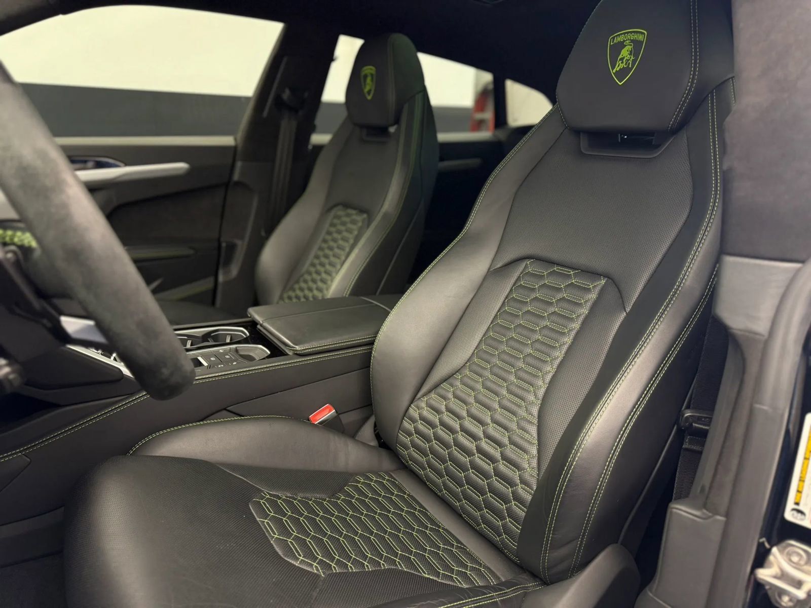 Used 2022 Lamborghini Urus AWD/4WD image 26