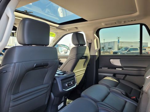 Used 2025 Ford Expedition Active AWD/4WD image 15