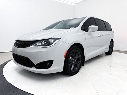 Used 2018 Chrysler Pacifica Touring Plus w/ S Appearance Package FWD image 14
