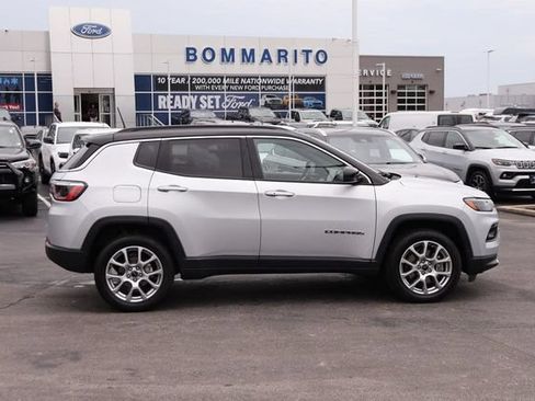 Used 2025 Jeep Compass Limited AWD/4WD image 5
