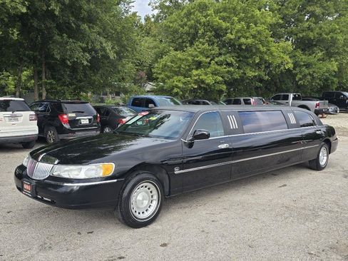 Used 2002 Lincoln Town Car Executive RWD image 3