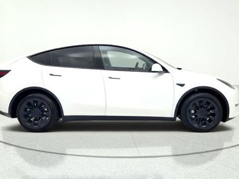 Used 2024 Tesla Model Y 2WD image 10