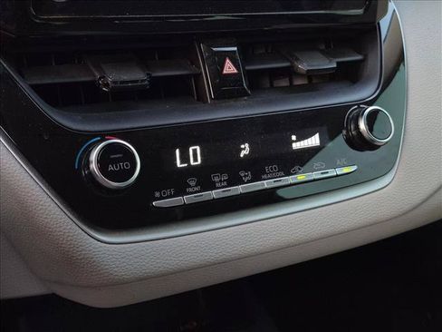 Used 2020 Toyota Corolla LE FWD image 17
