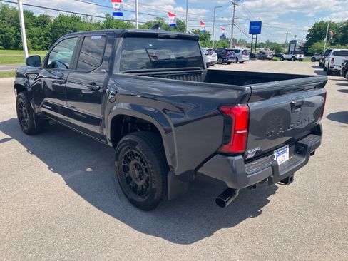 Used 2025 Toyota Tacoma SR5 AWD/4WD image 5