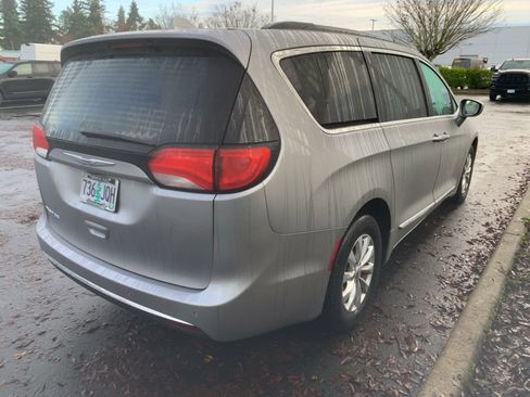 Used 2017 Chrysler Pacifica Touring-L image 4