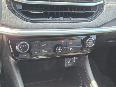 Used 2022 Jeep Compass Latitude FWD image 21