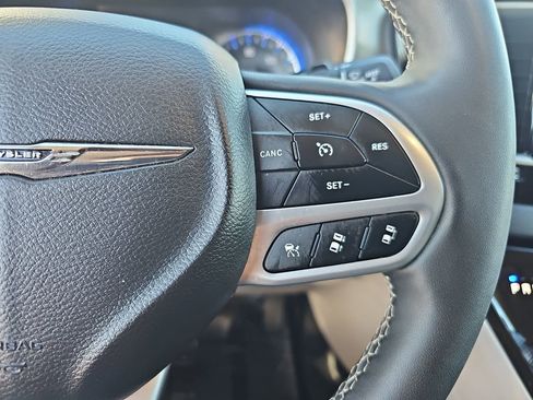 Used 2024 Chrysler Pacifica Touring-L image 19
