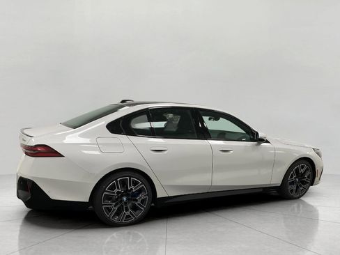 New 2026 BMW 550e xDrive image 2