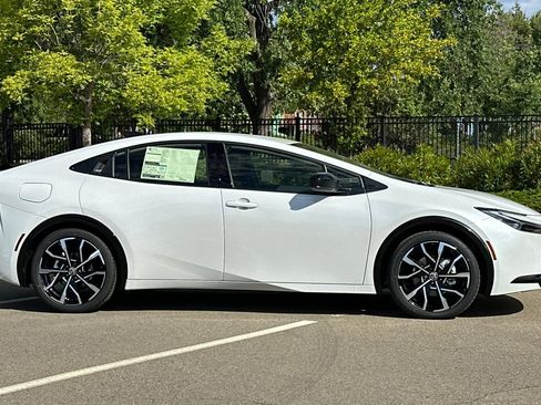 New 2026 Toyota Prius Plug-In Hybrid FWD image 3