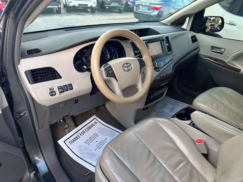 Used 2011 Toyota Sienna XLE w/ Premium Pkg image 11
