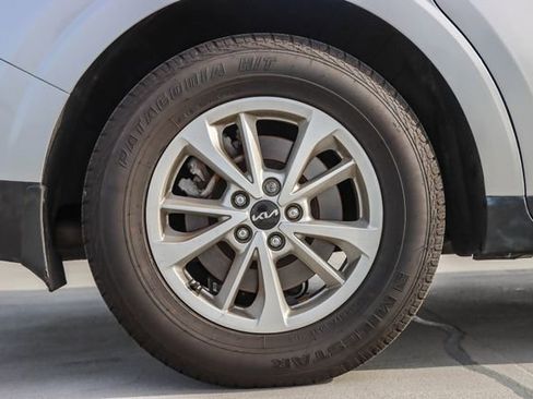 Used 2022 Kia Carnival LX image 10