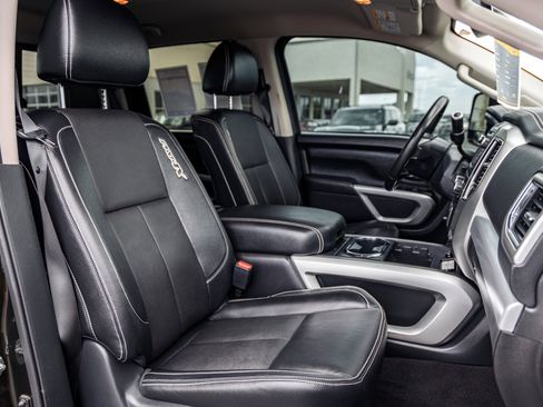 Used 2019 Nissan Titan PRO-4X w/ Pro-4x Convenience Package AWD/4WD image 13