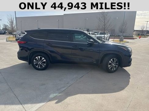 Used 2023 Toyota Highlander XLE image 2