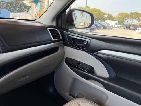 Used 2015 Toyota Highlander Plus FWD image 16