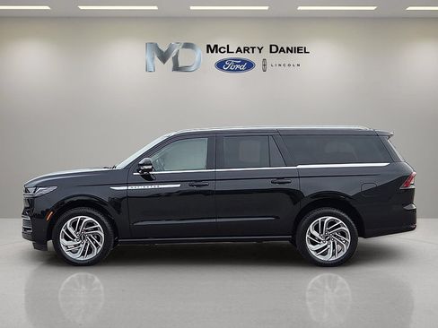 Used 2025 Lincoln Navigator L Reserve AWD/4WD image 3