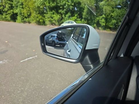 Used 2018 Volkswagen Tiguan SE w/ Panoramic Sunroof Package FWD image 26