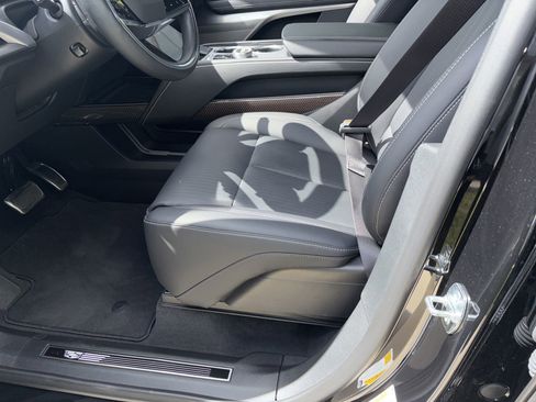 Used 2026 Cadillac Vistiq Sport image 3