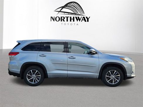 Used 2018 Toyota Highlander XLE image 3