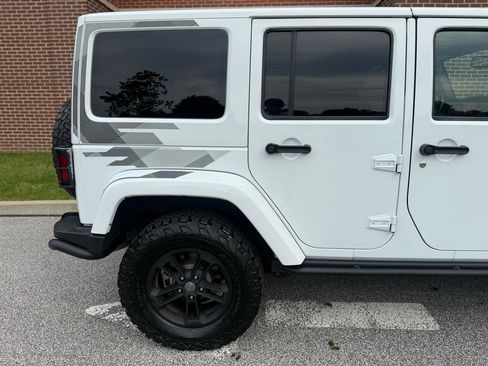 Used 2017 Jeep Wrangler Unlimited Sahara AWD/4WD image 18