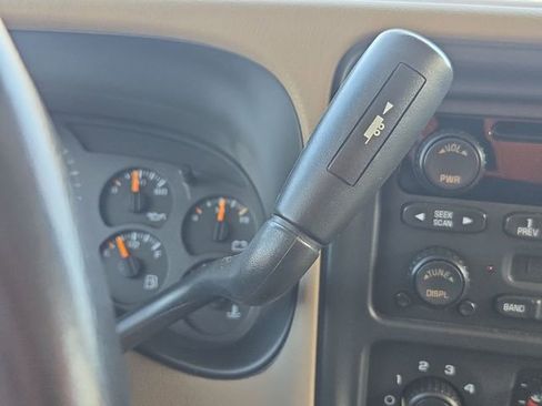 Used 2004 Chevrolet Suburban LS image 18