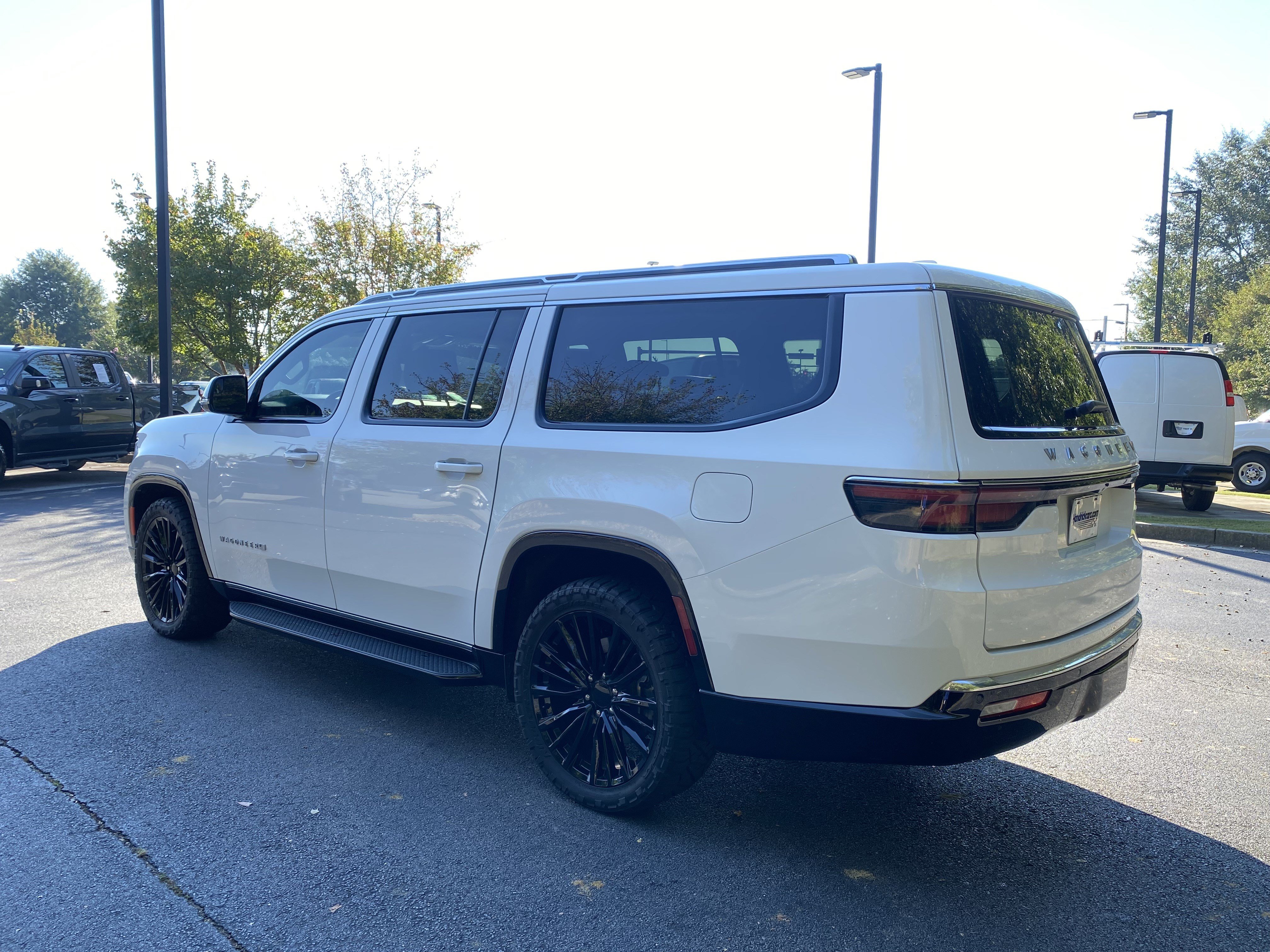 Used 2023 Jeep Wagoneer L Series II RWD image 7