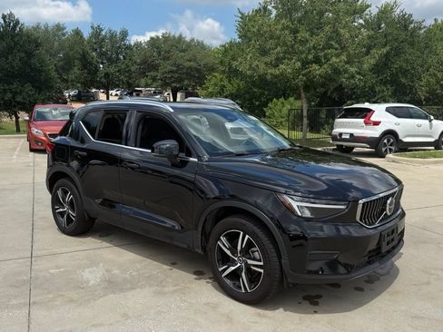 Used 2025 Volvo XC40 B5 Core AWD/4WD image 3