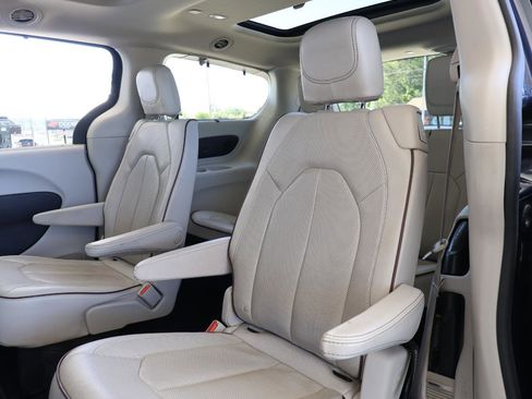 Used 2020 Chrysler Pacifica Limited w/ Tire & Wheel Group image 22