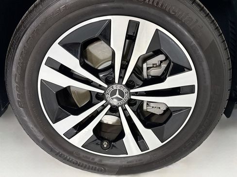 Used 2025 Mercedes-Benz GLB 250 image 32