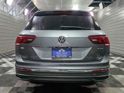 Used 2024 Volkswagen Tiguan SE w/ Panoramic Sunroof Package image 6