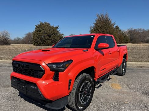Used 2024 Toyota Tacoma TRD Sport w/ TRD Sport Upgrade Package image 1