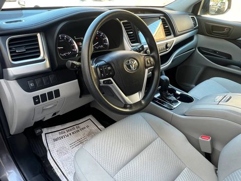 Used 2019 Toyota Highlander LE AWD/4WD image 15
