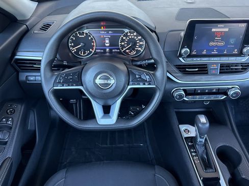 Used 2025 Nissan Altima 2.5 SV FWD image 14