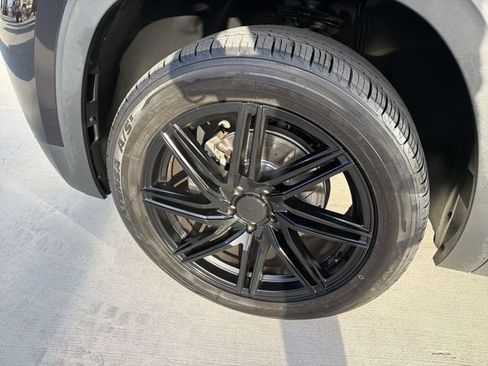 Used 2020 Volkswagen Atlas Cross Sport SE w/ Panoramic Sunroof Package image 32