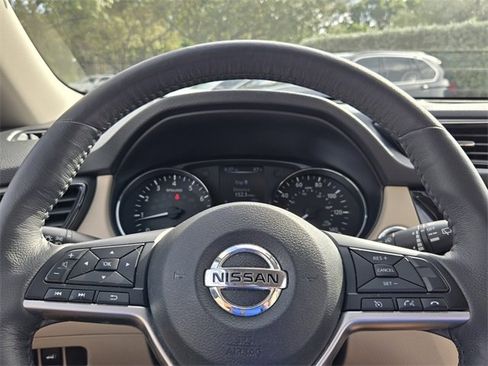 Used 2017 Nissan Rogue SV w/ SV Premium Package image 22