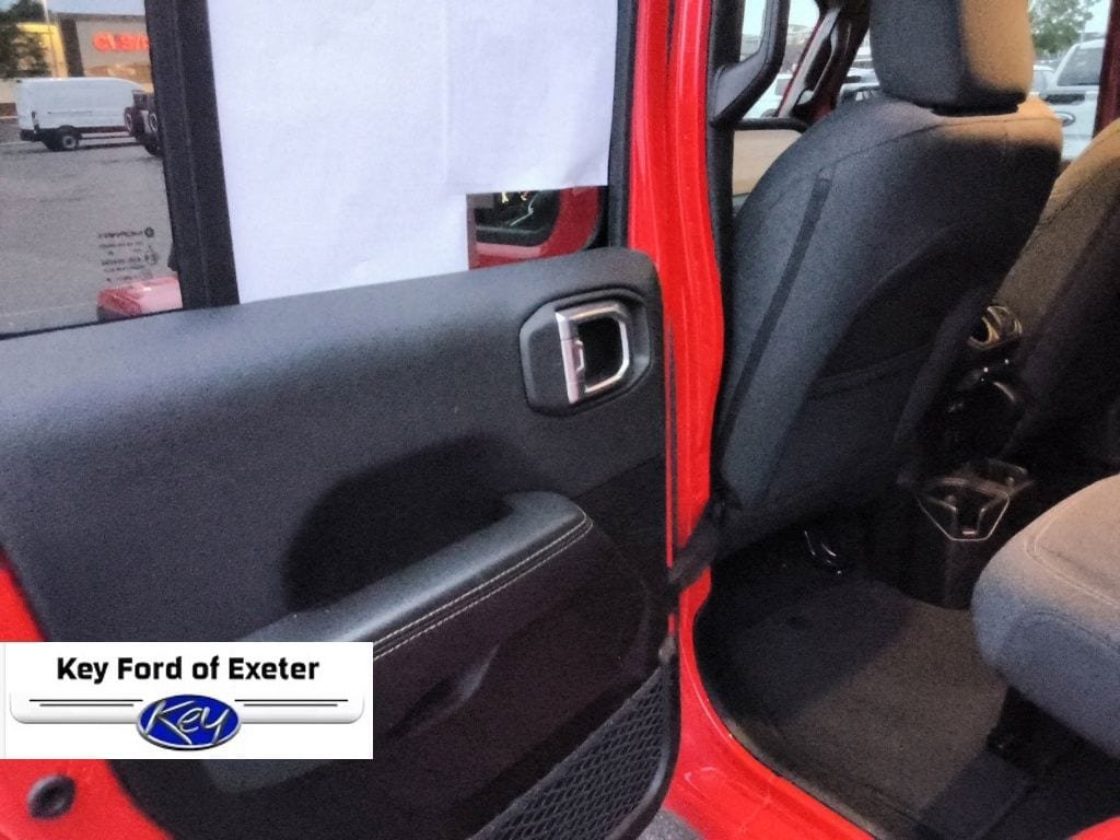 Used 2025 Jeep Wrangler Unlimited Sahara AWD/4WD image 17