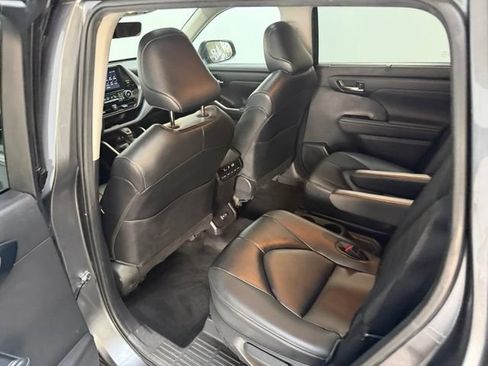 Used 2023 Toyota Highlander XLE AWD/4WD image 28