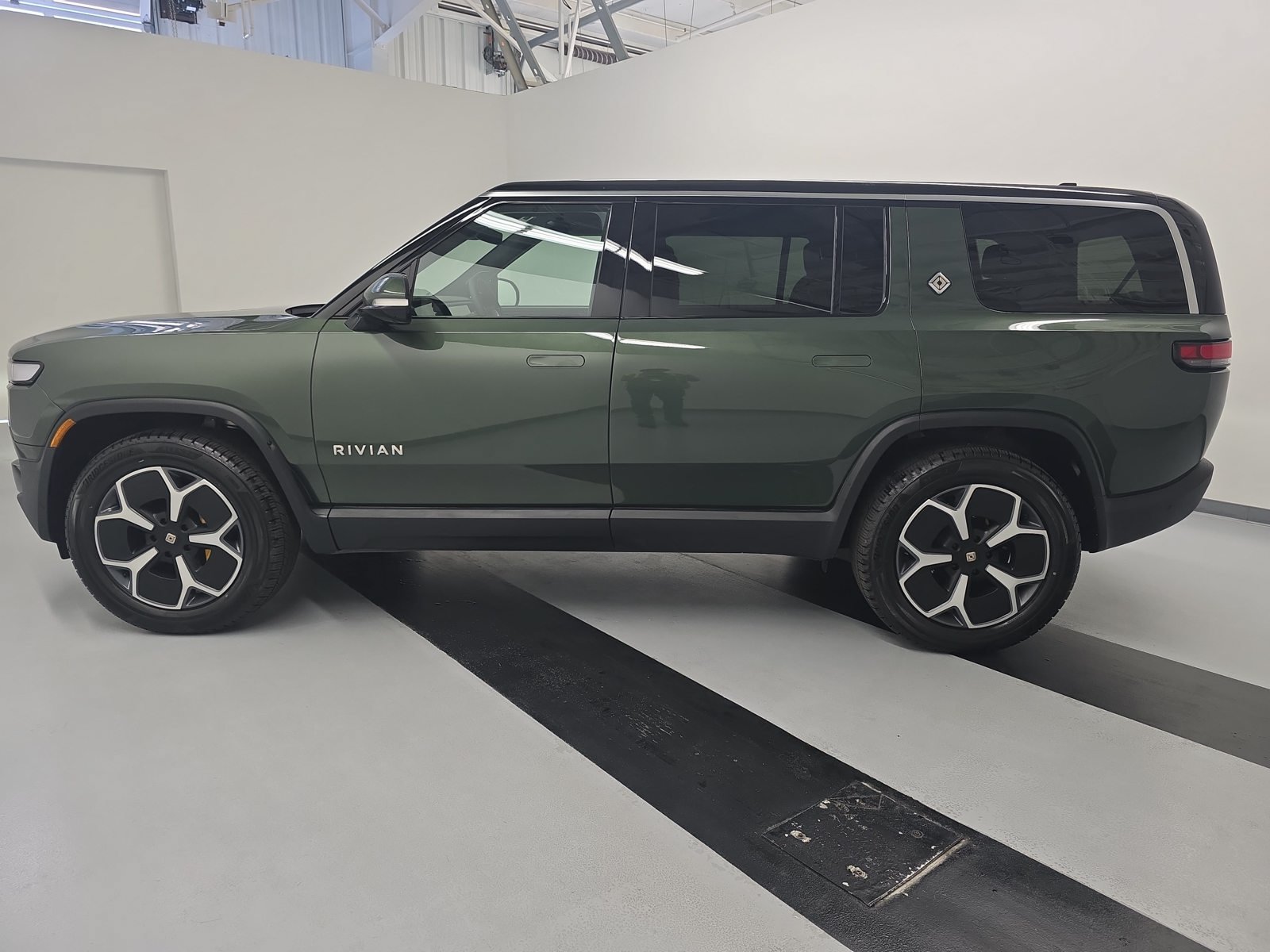 Used 2023 Rivian R1S Adventure Quad AWD/4WD image 2