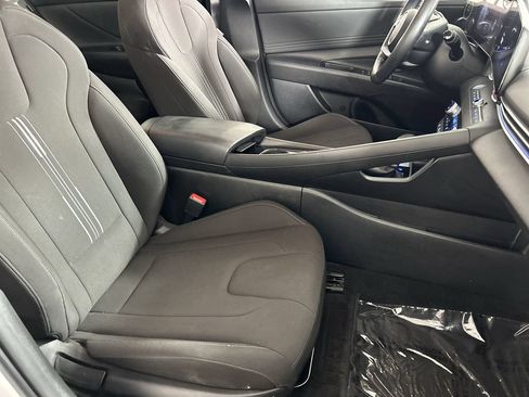 Used 2025 Hyundai Elantra SEL FWD image 27