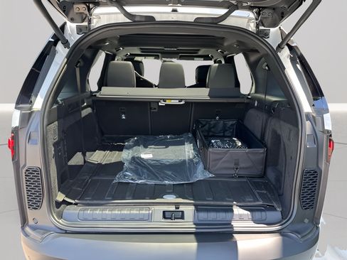 Certified 2025 Land Rover Discovery S AWD/4WD image 35