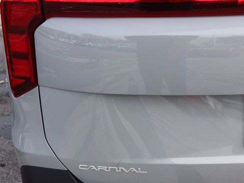 Used 2025 Kia Carnival EX image 35