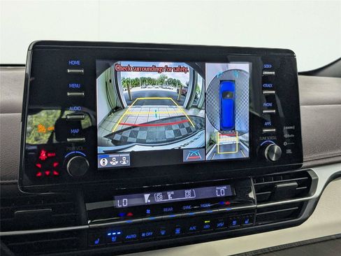 Certified 2022 Toyota Sienna Platinum FWD image 23