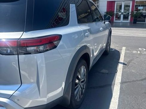 Used 2022 Nissan Pathfinder SL w/ SL Premium Package FWD image 10