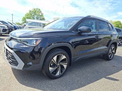 New 2026 Volkswagen Taos SE AWD/4WD image 2