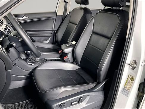 Used 2021 Volkswagen Tiguan SE w/ Panoramic Sunroof Package FWD image 20