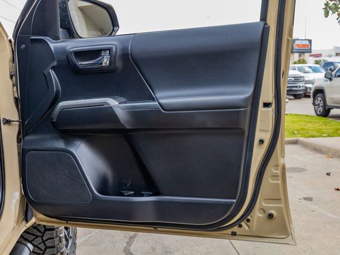 Used 2019 Toyota Tacoma TRD Off-Road image 38